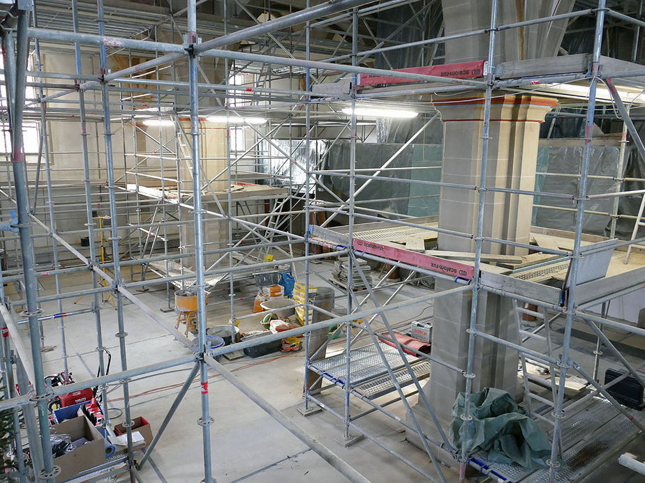 Fertigstellung der Putzerarbeiten in der Stadtpfarrkirche (Foto: Karl-Franz Thiede)